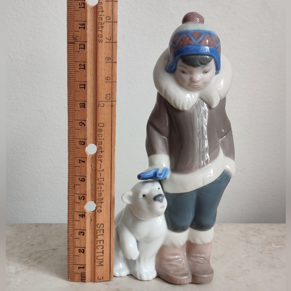 Lladro "Eskimo Riders" Inuit Boy with a cub Porcelain Figurine - Picture 13 of 14